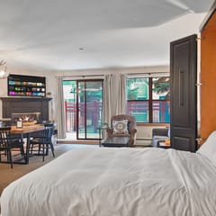 River Mountain Lodge — Pool Patio 2BR