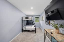 Miners Candle 2BR | King Bed, In-Unit Laundry | Sleeps 6 - Image 4