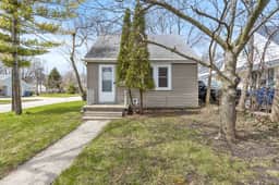 East Lansing 2BR | 5-Min Walk to MSU, Fast WiFi | Sleeps 4 - Image 3