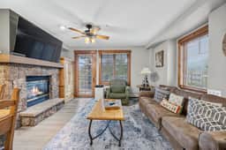 Mountain Thunder Lodge 2BR Corner | A/C + Town Views | Sleeps 6 - Image 4