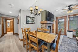 Mountain Thunder Lodge 2BR Corner | A/C + Town Views | Sleeps 6 - Image 5