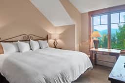 Mountain Thunder Lodge 3BR Penthouse | En-Suites | Sleeps 8 - Image 2