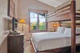 Mountain Thunder Lodge 3BR Penthouse | En-Suites | Sleeps 8 - Image 3