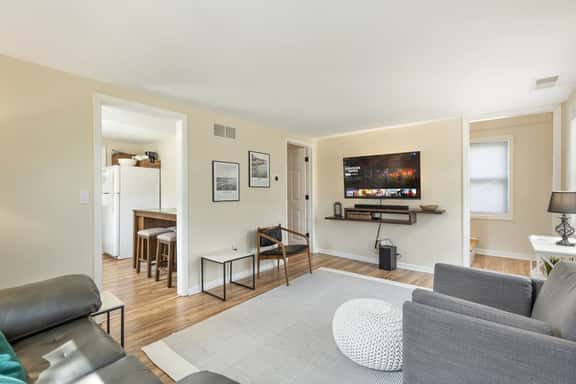East Lansing 2BR | 5-Min Walk to MSU, Fast WiFi | Sleeps 4 - Image 1