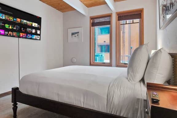 800 Columbine 1BR | Walk to Peak 9 Lifts & Main St | Sleeps 4 - Image 4