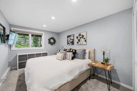 Miners Candle 2BR | King Bed, In-Unit Laundry | Sleeps 6 - Image 3