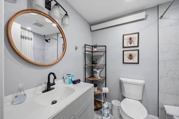 Miners Candle 2BR | King Bed, In-Unit Laundry | Sleeps 6 - Image 5