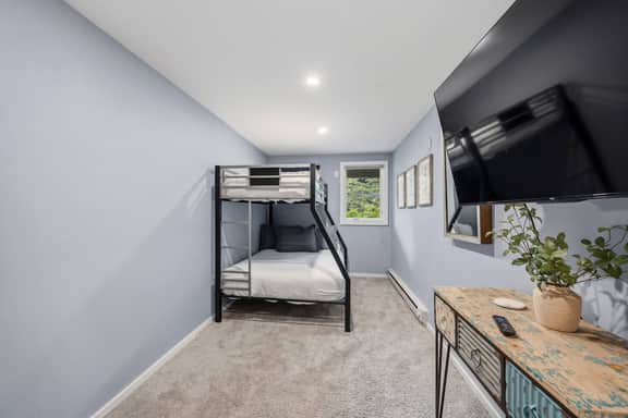 Miners Candle 2BR | King Bed, In-Unit Laundry | Sleeps 6 - Image 4
