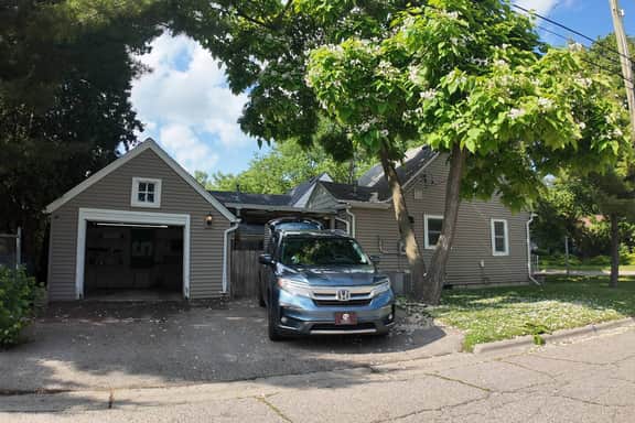 East Lansing 2BR | 5-Min Walk to MSU, Fast WiFi | Sleeps 4 - Image 5