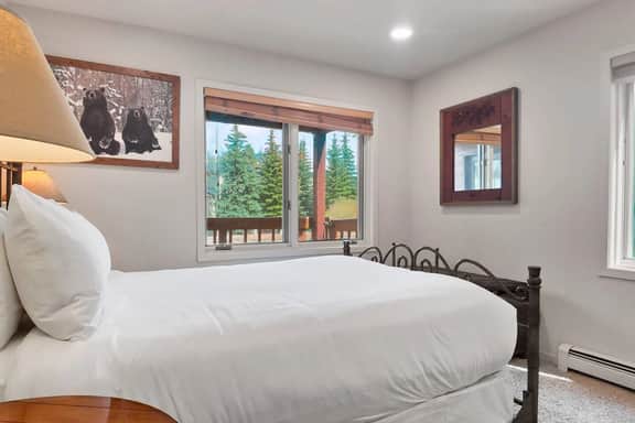 Tyra 3BR Ski-In/Ski-Out | Snowflake Lift & Main St | Sleeps 8 - Image 3