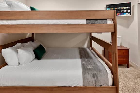 Tyra 3BR Ski-In/Ski-Out | Snowflake Lift & Main St | Sleeps 8 - Image 4