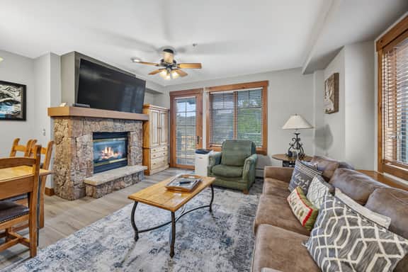 Mountain Thunder Lodge 2BR Corner | A/C + Town Views | Sleeps 6 - Image 3