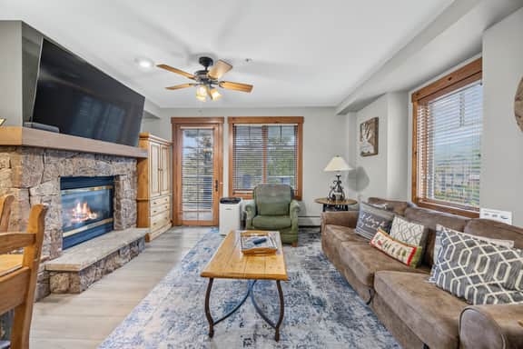 Mountain Thunder Lodge 2BR Corner | A/C + Town Views | Sleeps 6 - Image 4