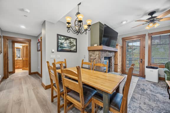 Mountain Thunder Lodge 2BR Corner | A/C + Town Views | Sleeps 6 - Image 5