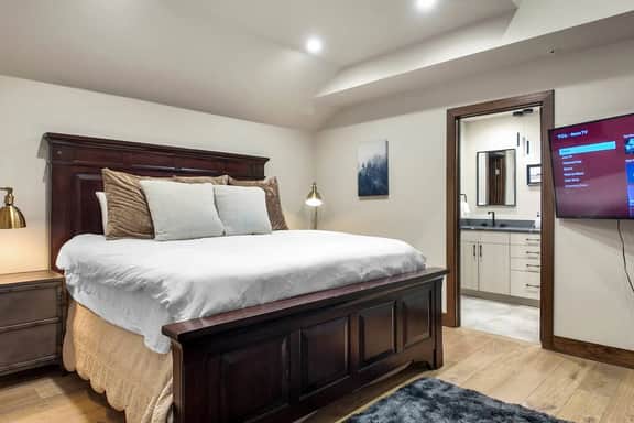Tyra 4BR Penthouse | Ski-In/Ski-Out, Hot Tubs | Sleeps 12 - Image 2