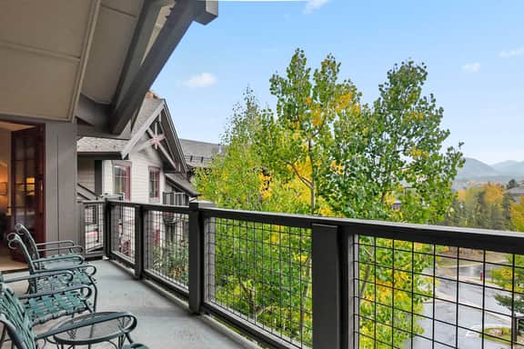 Mountain Thunder Lodge 3BR Penthouse | En-Suites | Sleeps 8 - Image 4