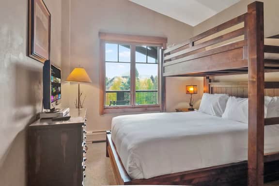 Mountain Thunder Lodge 3BR Penthouse | En-Suites | Sleeps 8 - Image 3