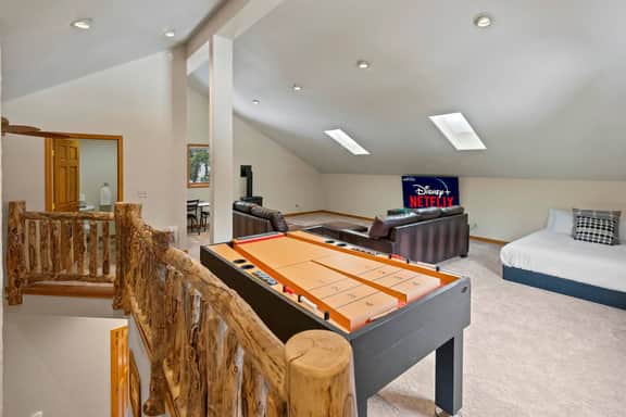 Blue River 3BR | 5 Min to Breck, Hot Tub & Game Room | Sleeps 10 - Image 4