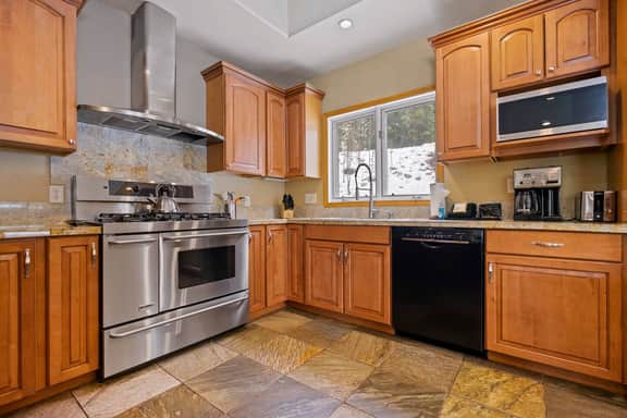 Blue River 3BR | 5 Min to Breck, Hot Tub & Game Room | Sleeps 10 - Image 5