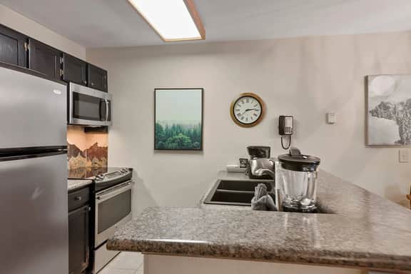 River Mountain Lodge — Full Kitchen + Murphy - Image 5