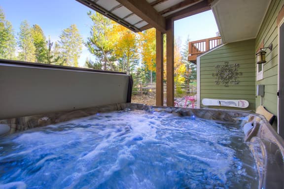Winter Park 4BR Townhome | River Views & Hot Tub | Sleeps 8 - Image 1