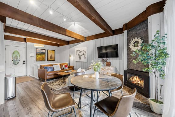 Miners Candle 2BR | King Bed, In-Unit Laundry | Sleeps 6 - Image 1