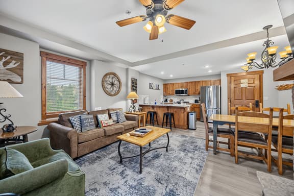 Mountain Thunder Lodge 2BR Corner | A/C + Town Views | Sleeps 6 - Image 1