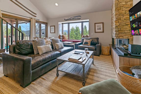 Tyra 4BR Penthouse | Ski-In/Ski-Out, Hot Tubs | Sleeps 12 - Image 1